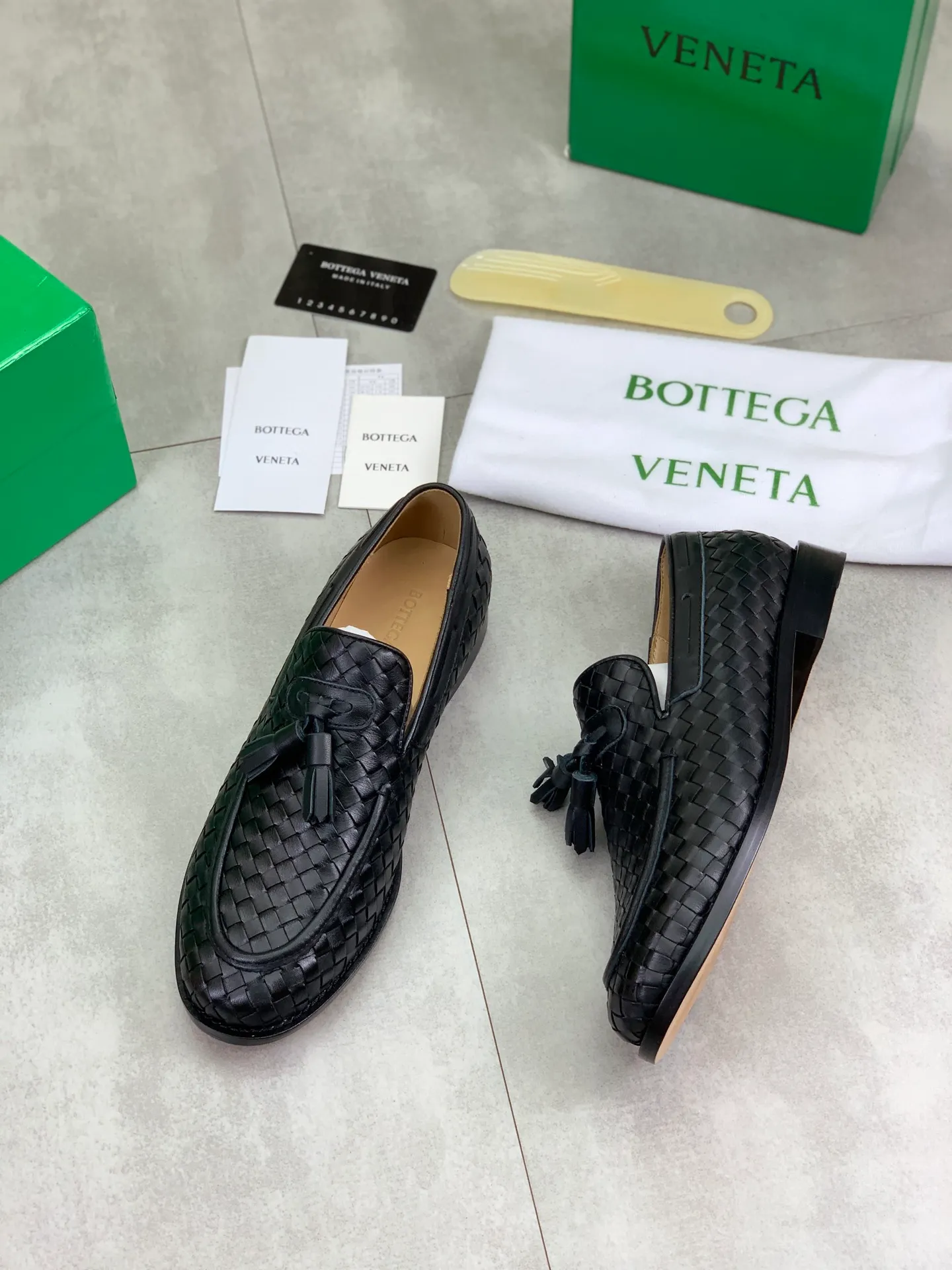 Factory price P860💰Top quality (genuine leather outsole series)💎💎💎 BOTTEGA VENETA official website synchronizes the latest model, top version of the highest version of BV business leather shoes in the market, accept material comparison, shoe type comparison, process comparison, practical and textured, versatile and suitable for any occasion, the more you look at it, the more flavorful it becomes. Pure hand-woven craftsmanship - upper material, imported original hand-woven calfskin - high-quality water-dyed cowhide inside - original private model customized handmade leather outsole -Size: female 35-39 (34 40 customized) male 39-44 (38 45 customized) Comes with original BV green box, complete packaging.